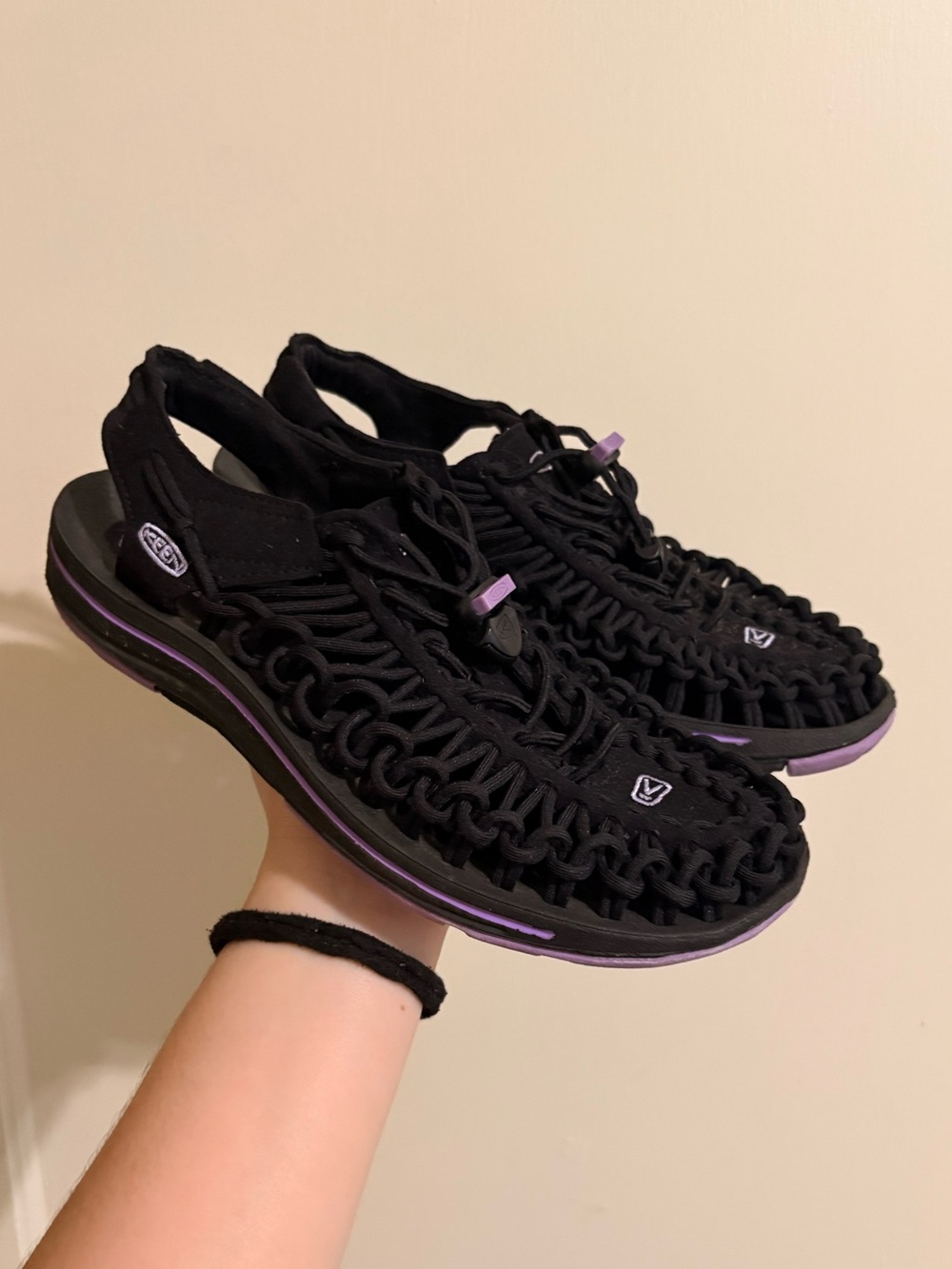 Keen Uneek Black & Purple Bungee Sandals Size 6.5